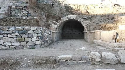 Smyrna Tiyatrosu'nda antik tuvaletin ardından antik geçit bulundu