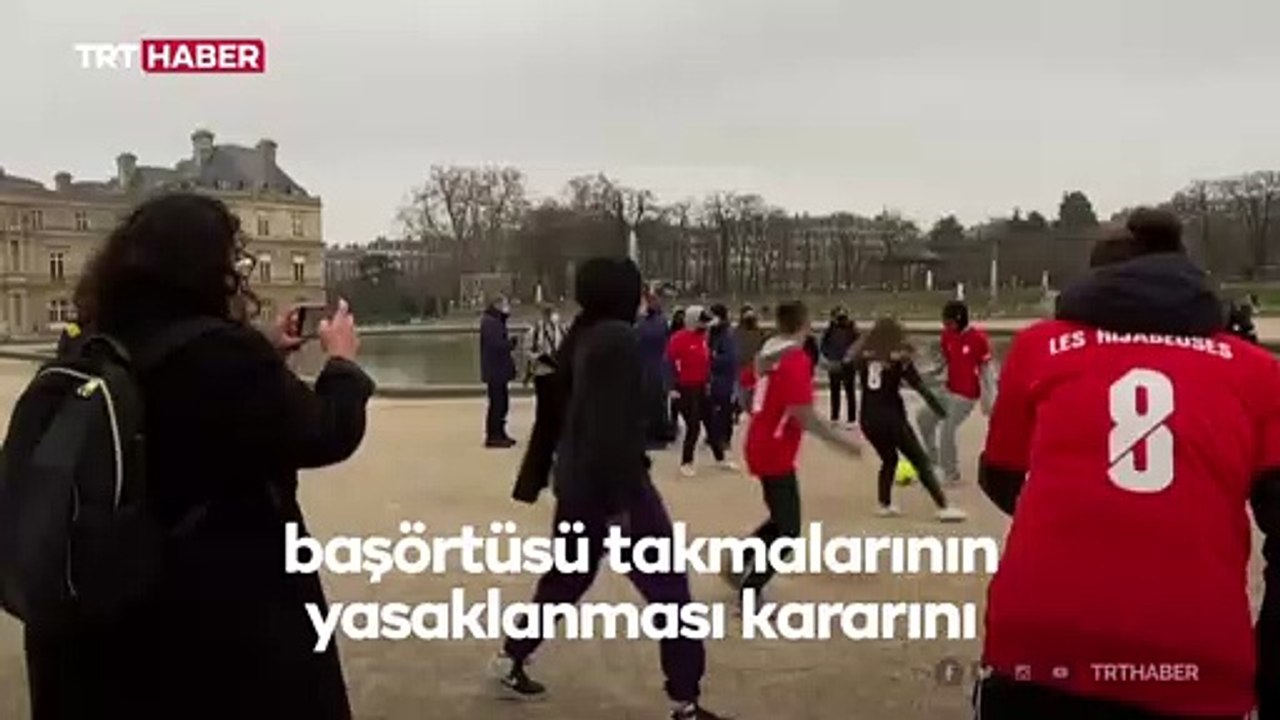 Paris'te kadın futbolcular müsabakalarda başörtüsü yasağını protesto etti