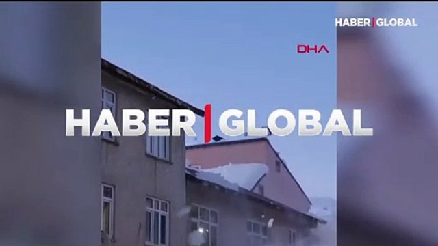 Tunceli'de çatıda biriken karlar çığ gibi düştü