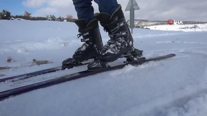 3 bin yıllık Frig Vadisi'nde kayak keyfi... At ve otomobillere halat bağlayarak kayak yaptılar