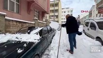 Kar kütlesi otomobilin üstüne düştü. Yaya son anda kurtuldu