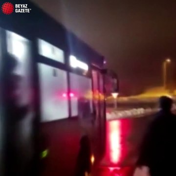 CHP'li İBB döneminde İETT skandalları bitmiyor! Şoför yollar kapalı dedi yolcuları yol kenarında indirdi!