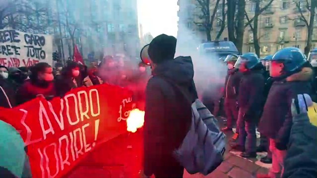 Studenti in piazza a Torino, scontri con la polizia