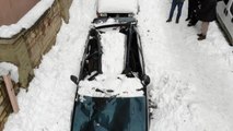 Otomobilin üzerine düşen kar tavanı çökertti