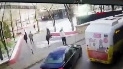 Minibüsüne kar topu atanları uyarmak için araçtan indi; bıçaklandı