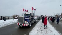 Camioneros canadienses marchan contra la norma de vacunación del gobierno de Trudeu