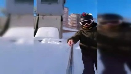 Kayak takımlarını kapıp, tüm şehri gezdi