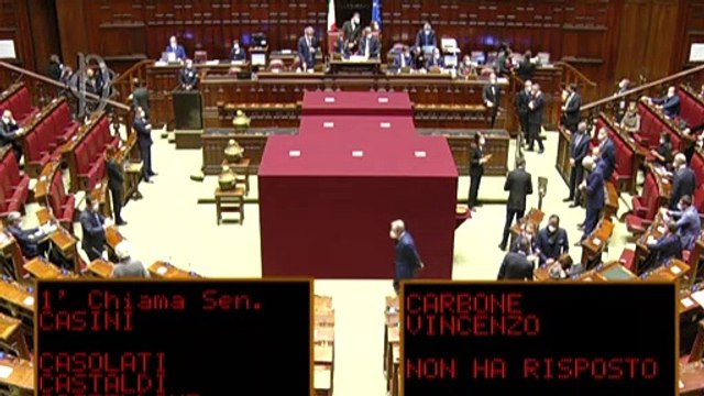 Quirinale, il doppio saluto di Casini a Casellati in aula. E lei risponde con un cenno