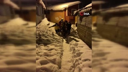 UMKE ekipleri kardan kapanan yolda kanser hastasını 600 metre sedyeyle ambulansa taşıdı