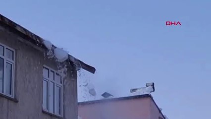 ÇATIDA BİRİKEN KAR YIĞINLARI, ÇIĞ GİBİ DÜŞTÜ; O ANLAR KAMERADA