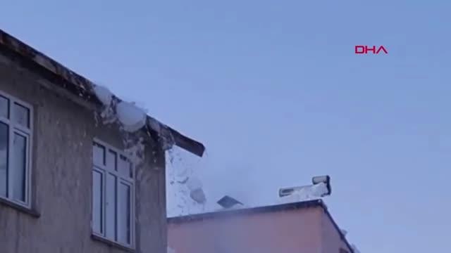 ÇATIDA BİRİKEN KAR YIĞINLARI, ÇIĞ GİBİ DÜŞTÜ; O ANLAR KAMERADA