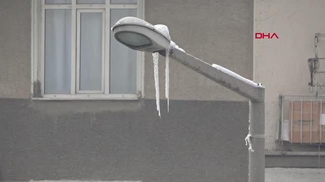 KONYA'DA DONDURUCU SOĞUK NEDENİYLE BOYU 2 METREYE YAKIN BUZ SARKITLARI OLUŞTU