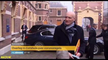 Le chauffeur du ministre de la Santé néerlandais fait une transaction bizarre devant une caméra TV