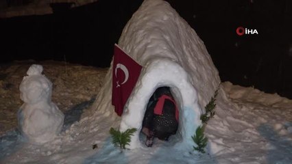 Kardan İglo evi gerçeğini aratmadı... Evin içerine masa bile koydular