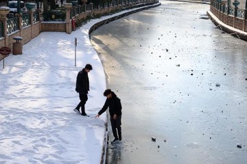 ESKİŞEHİR PORSUK ÇAYI'NDA 'BUZ' ALARMI