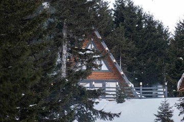 TÜRKİYE'NİN DENİZE EN YAKIN KAYAK MERKEZİ, KRİSTAL KAR İLE DİKKAT ÇEKİYOR