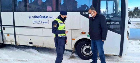 Скачать видео: Yolcu otobüsüne gizlice bindi, emniyet kemeri takmayan yolcuları uyardı