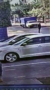 Cámara de seguridad captó el momento del robo de una motocicleta sobre la Calzada Lázaro Cárdenas, en Guadalajara