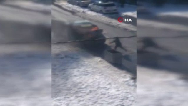 Alevlere teslim olan aracı kar atarak söndürmeye çalıştılar: O anlar kamerada