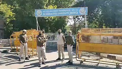जेएनवीयू के बाहर लगा रहा पुलिस का जमावड़ा
