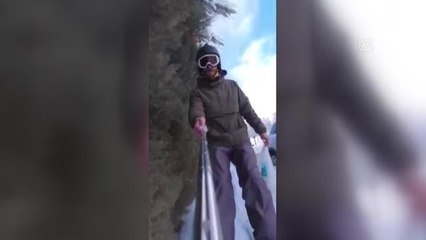 Bir kişi kent merkezinde kayak takımlarıyla kayıp alışveriş yaptı