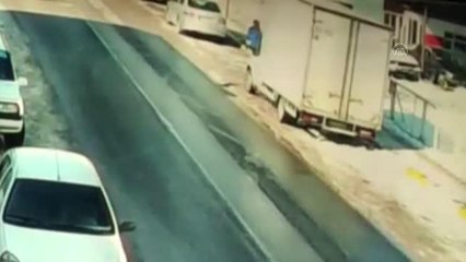 Son dakika... BALIKESİR - Köpekten kaçan kişiye kamyonetin çarpması güvenlik kamerasına yansıdı