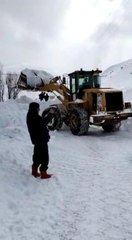 Çat'ta çığ düşmesi sonucu yolda mahsur kalan vatandaşlar Büyükşehir belediyesi ekiplerince kurtarıldı