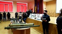 Alumnos y profesores asisten a una formación sobre amenazas de bomba y emergencias en Kiev.