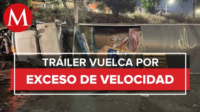 Vuelca tráiler en Tlalnepantla; trasladaba abarrotes y productos del hogar