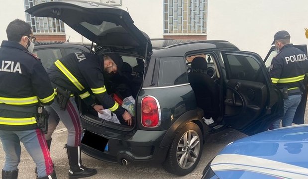 Bologna - 18 chili di cocaina purissima in doppio fondo nell'auto: 31enne fermato su A13 (28.01.22)