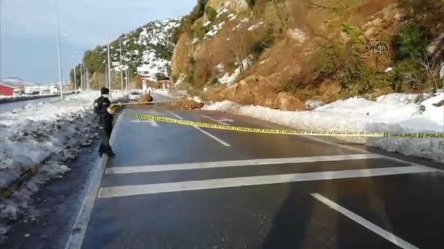 ZONGULDAK - Zonguldak-İstanbul kara yolunda heyelan ulaşımı aksattı