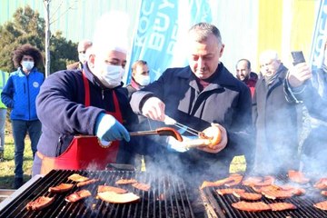 Karla mücadele eden ekiplere Başkan Büyükakın'dan sucuk ekmek ziyafeti