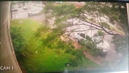 Vídeo mostra forte colisão entre Palio e Uno no Bairro Pacaembu
