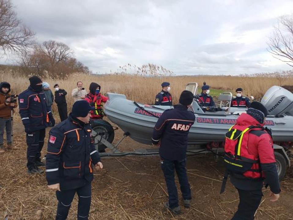 Son dakika haberleri | BALIKESİR - Manyas Gölü'nde kaybolan balıkçıyı arama çalışmalarına yeniden başlandı