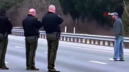 Dünya bu görüntüleri konuşuyor: 9 polis silahsız adama acımasızca ateş açtı