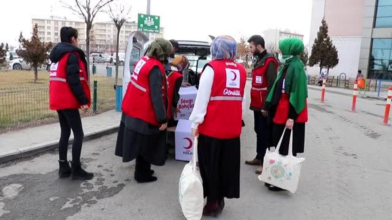 Türk Kızılaydan yeni doğum yapmış annelere "bohça hediyesi"