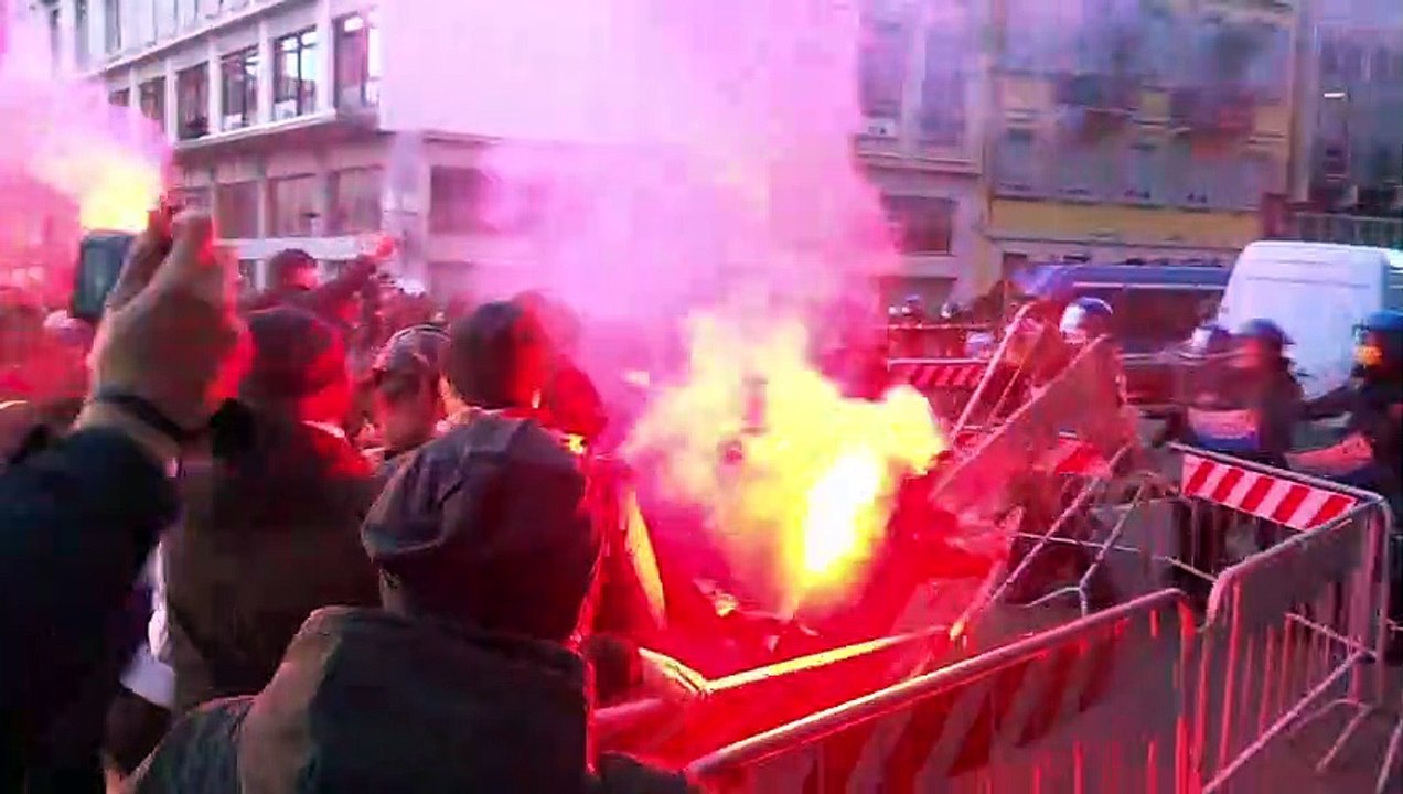 Milano, scontri tra polizia e studenti durante il corteo contro l'alternanza scuola-lavoro