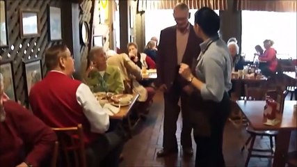 Ce papy fait le grand écart en plein milieu du restaurant... encore très souple