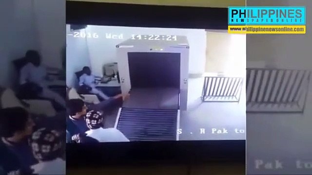 Cet idiot se glisse dans le scanner à bagages de l'aéroport