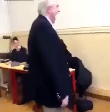 Ce prof réveille une élève endormie d'une façon bien drôle