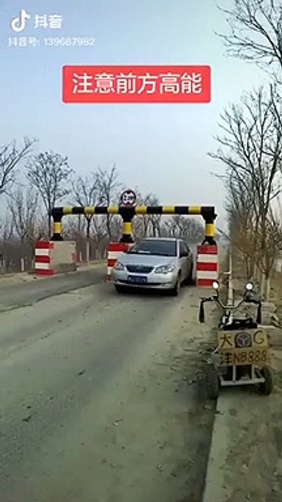 Ce portique pour limiter la vitesse des grosses voitures est très risqué