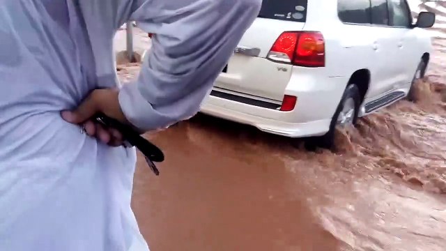 Traverser un pont en pleine inondation... Risqué