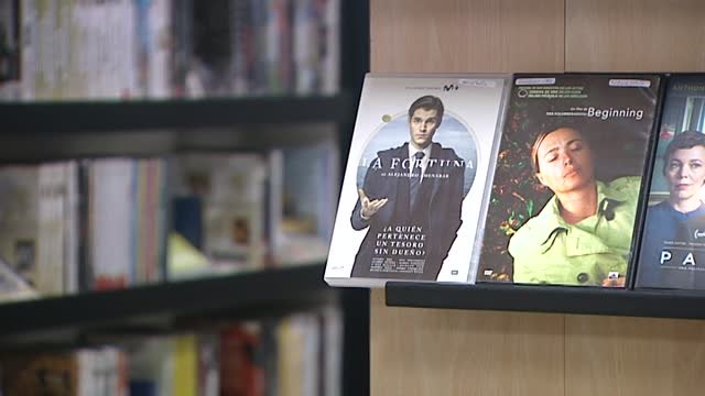 Ficciones, un videoclub que sobrevive gracias a la entrega de paquetes