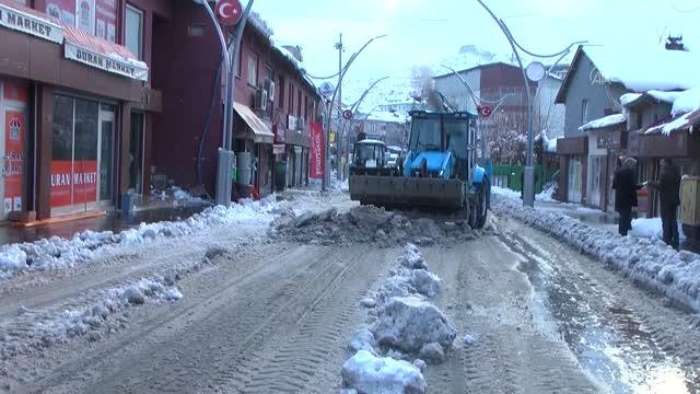 Çukurca ilçesinde belediye ekipleri karla mücadele çalışmalarını sürdürüyor