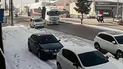 Son dakika haberi! Motosiklet sürücüsünün 2 araç arasına sıkıştığı kaza kamerada