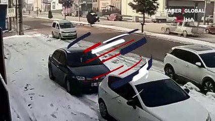 Motosiklet iki aracın arasında kaldı! Kaza anı kamerada