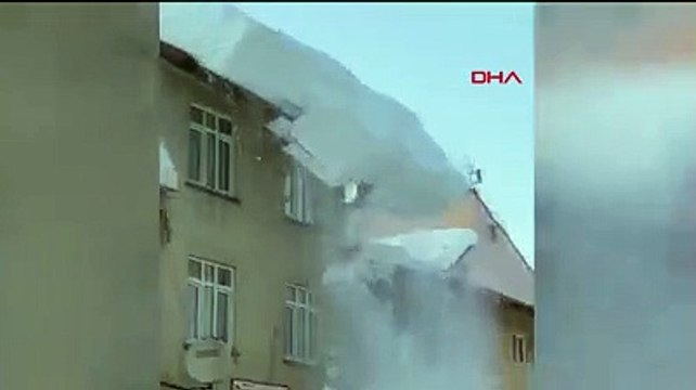 Tunceli'de çatıda biriken karlar çığ gibi düştü