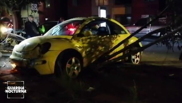 Conductor de un New Beetle protagonizó un impresionante percance vial en San Isidro Oblatos