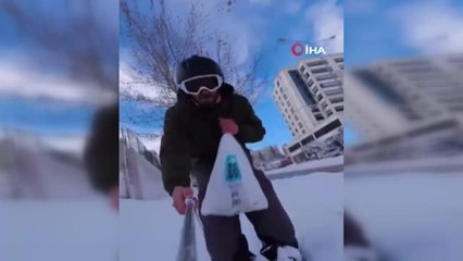 Kayak takımlarına atlayıp alışverişe çıktı... Kayarak şehir turu atan vatandaş kamerada