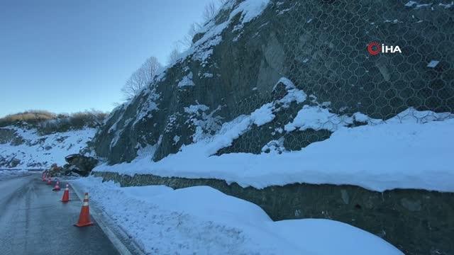 Heyelanın yaşandığı karayolunda ulaşım tek şeritten sağlanıyor